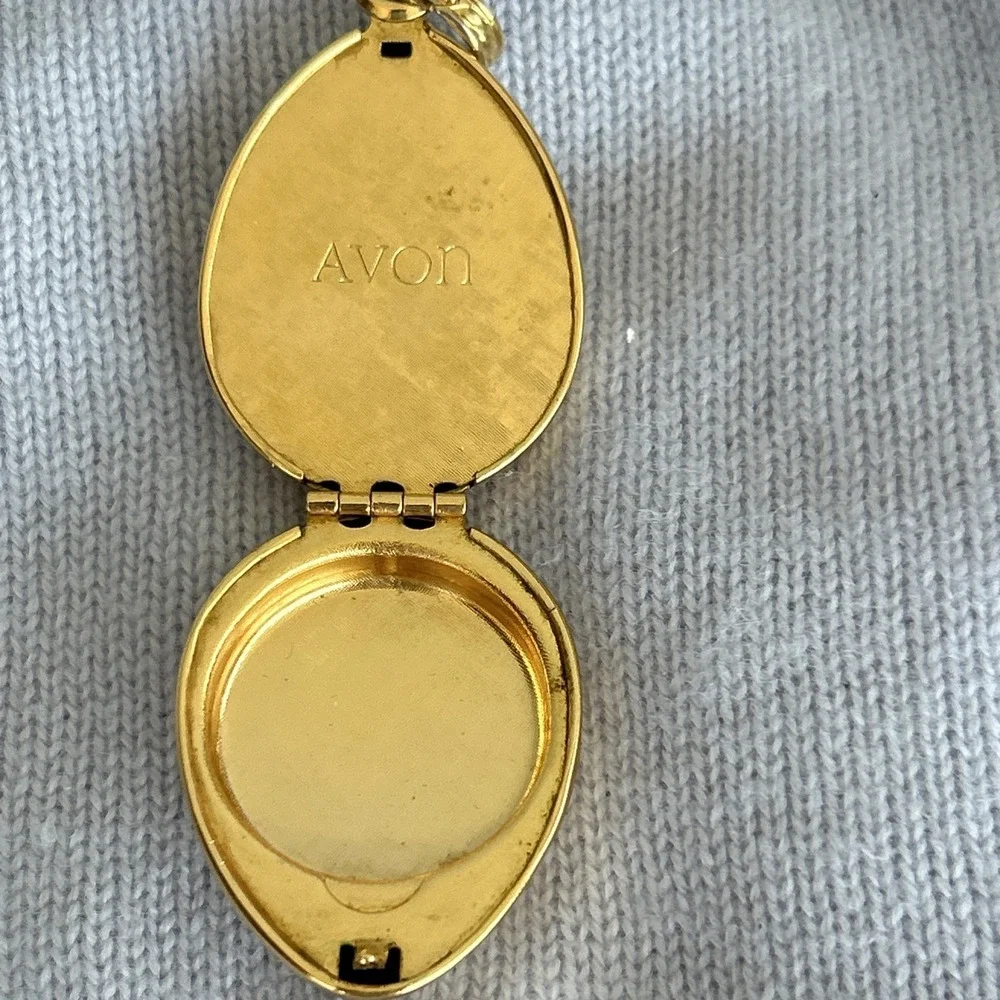 Vintage Avon‎ Gold Tone Egg Shaped Locket